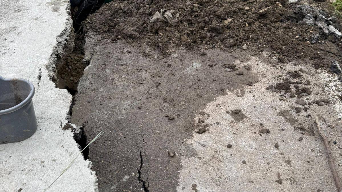 Pământul s-a surpat în Vaslui: trei familii au rămas blocate după alunecarea de teren