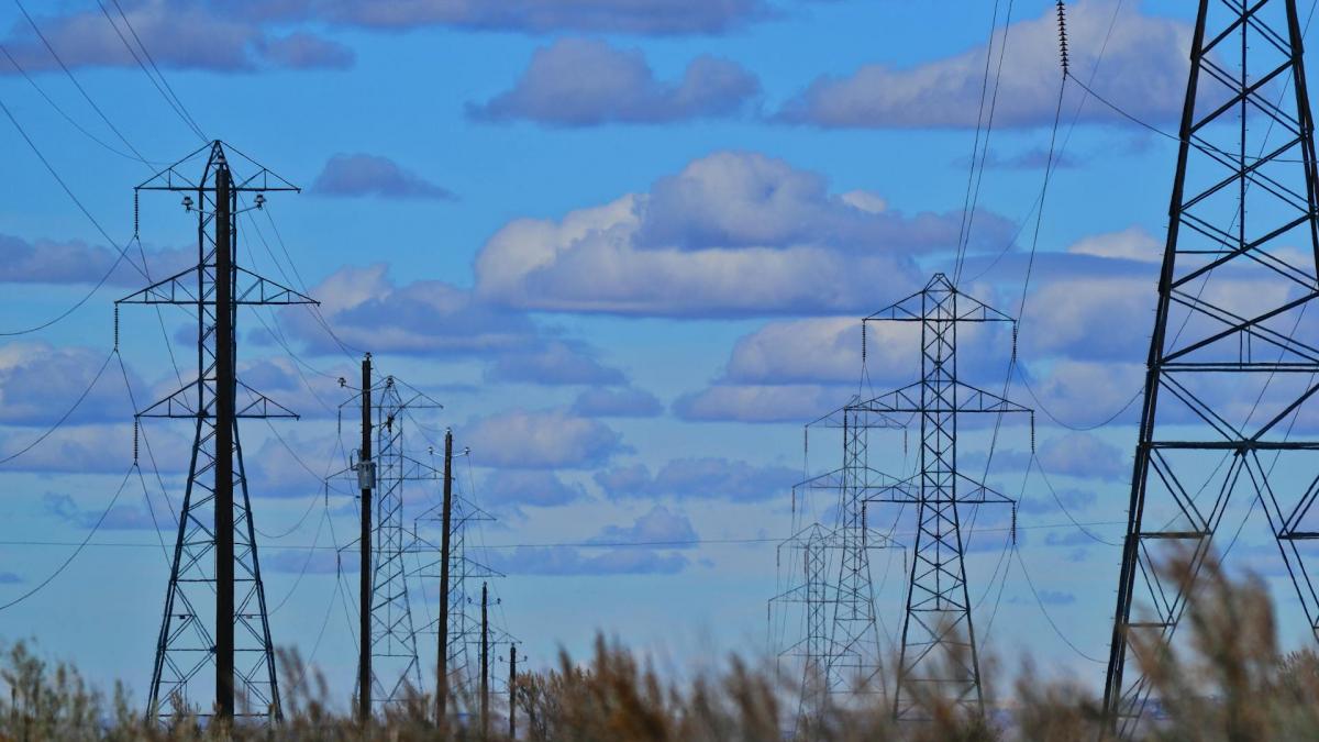 România vinde energie ieftină și o cumpără înapoi de 5 ori mai scump. Cum a ajuns Bulgaria să câștige din energia produsă de noi