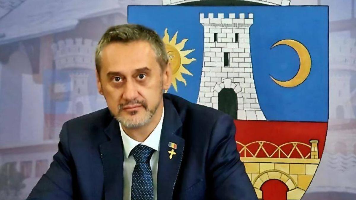 Secretarul primăriei Slatina, bătut de primarul Mario De Mezzo? Bărbatul s-ar fi ascuns în baie, de frică