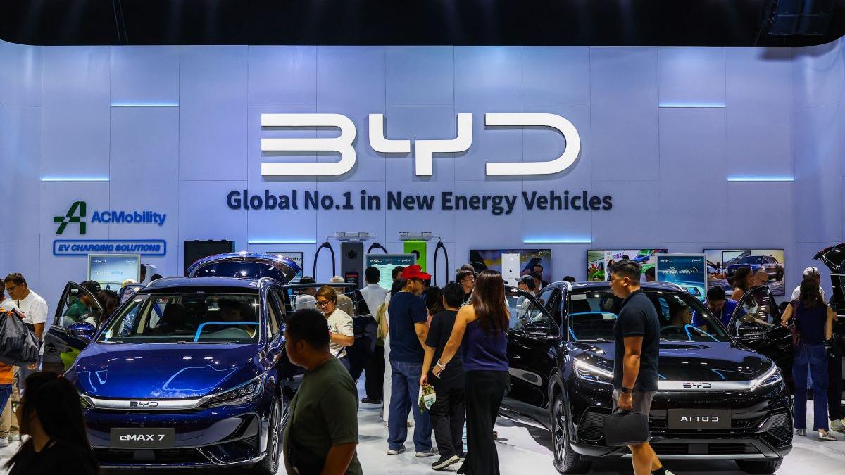 China domină vânzările globale de mașini electrice și pune presiune pe Tesla