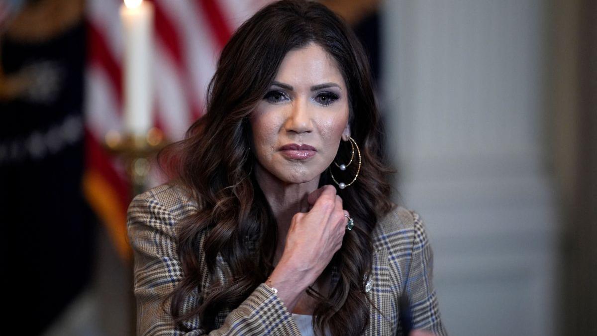 Kristi Noem, fosta șefă a Departamentului pentru Securitate Internă a SUA, anchetată pentru program de 38 de miliarde de dolari
