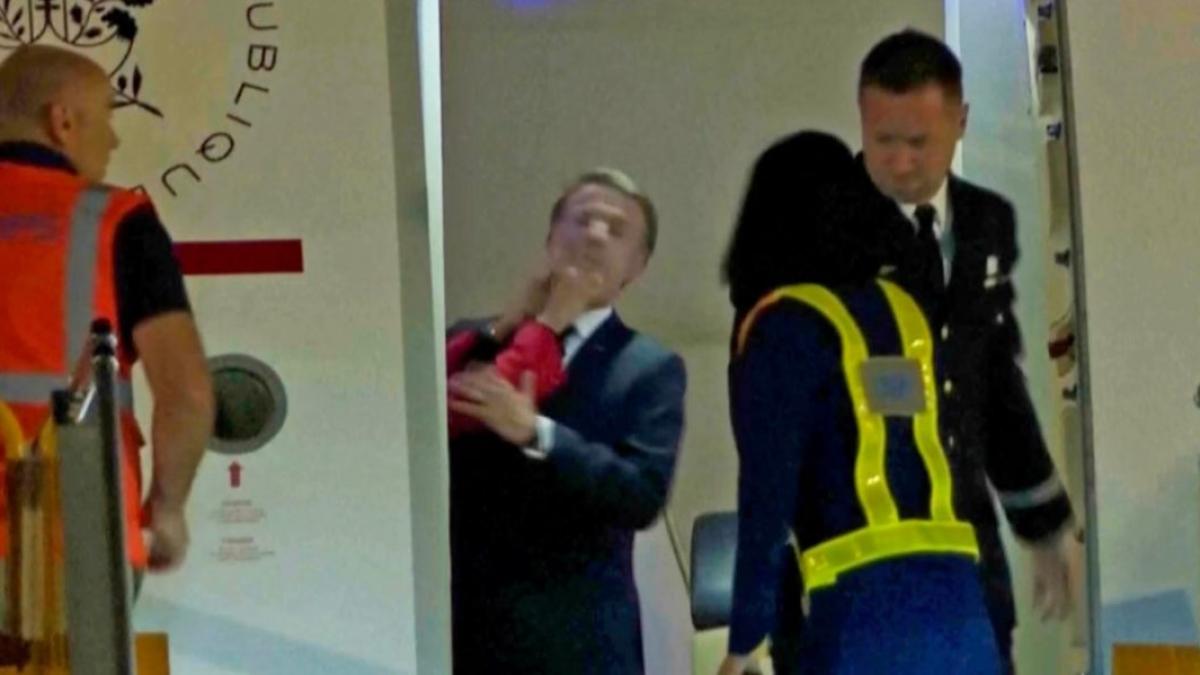 De ce s-a certat Macron cu soția lui în avion? Detaliul intim care a ieșit la iveală