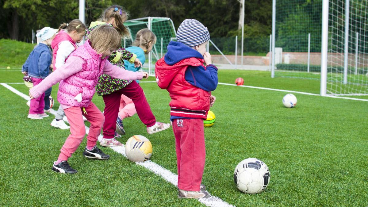 Sportul în echipă, mai mult decât mișcare: Lecții importante pentru copii