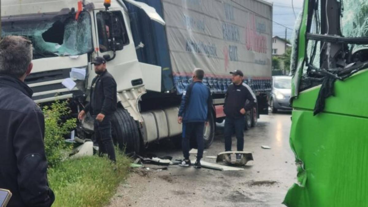 Șofer de camion în stare gravă, după un accident în Prahova. A intervenit elicopterul SMURD
