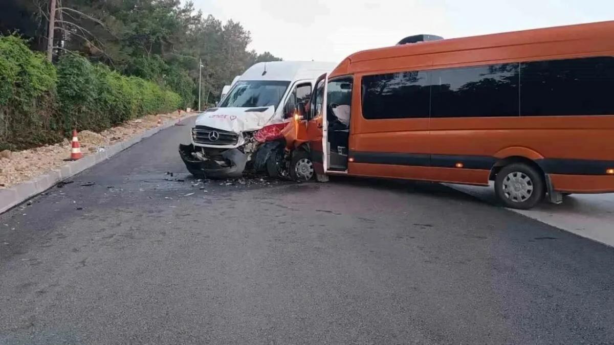 Șase români au fost răniți într-un accident între două microbuze turistice în Antalya. 13 persoane au ajuns la spital