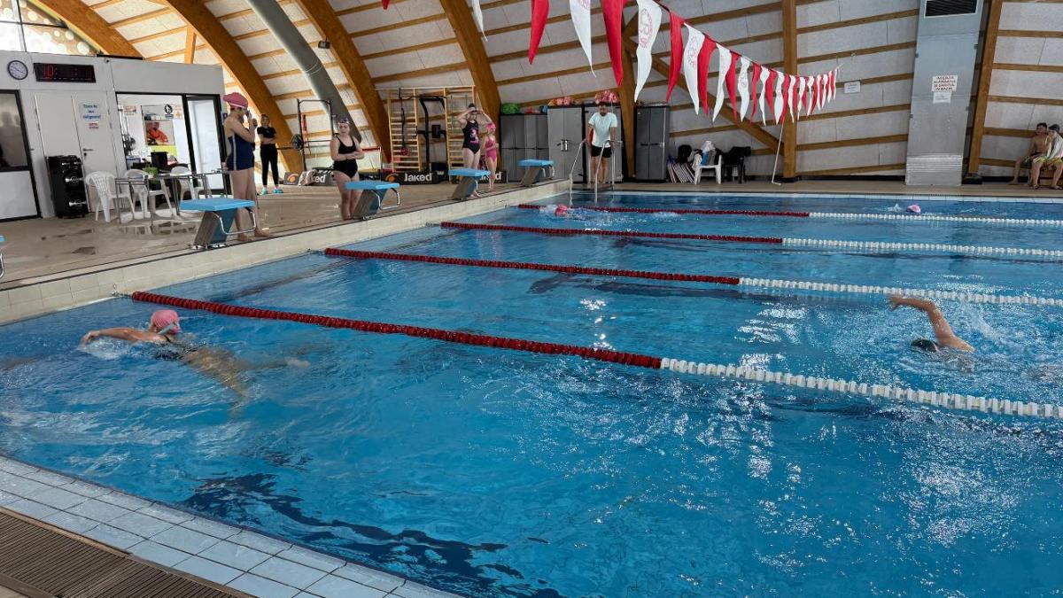 Antrenor de înot la Clubul Sportiv Câmpina, cercetat pentru agresiune sexuală asupra unei fetițe de 12 ani 