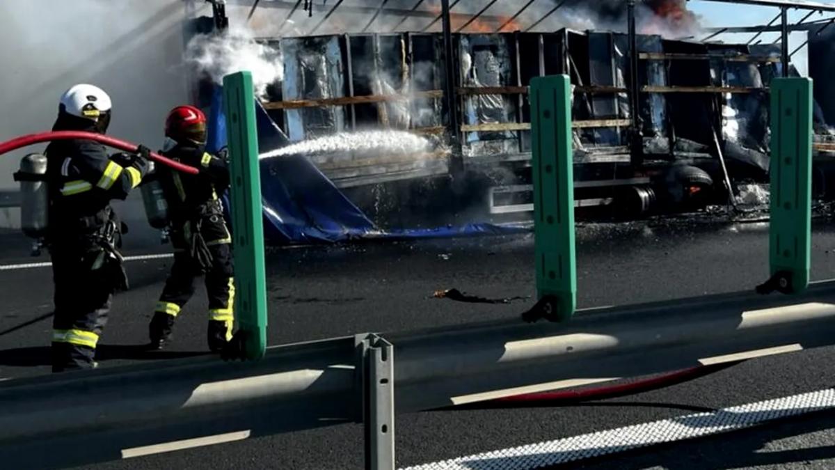 Pompierii intervin pe A1: Semiremorca unui autotren, cuprinsă de flăcări