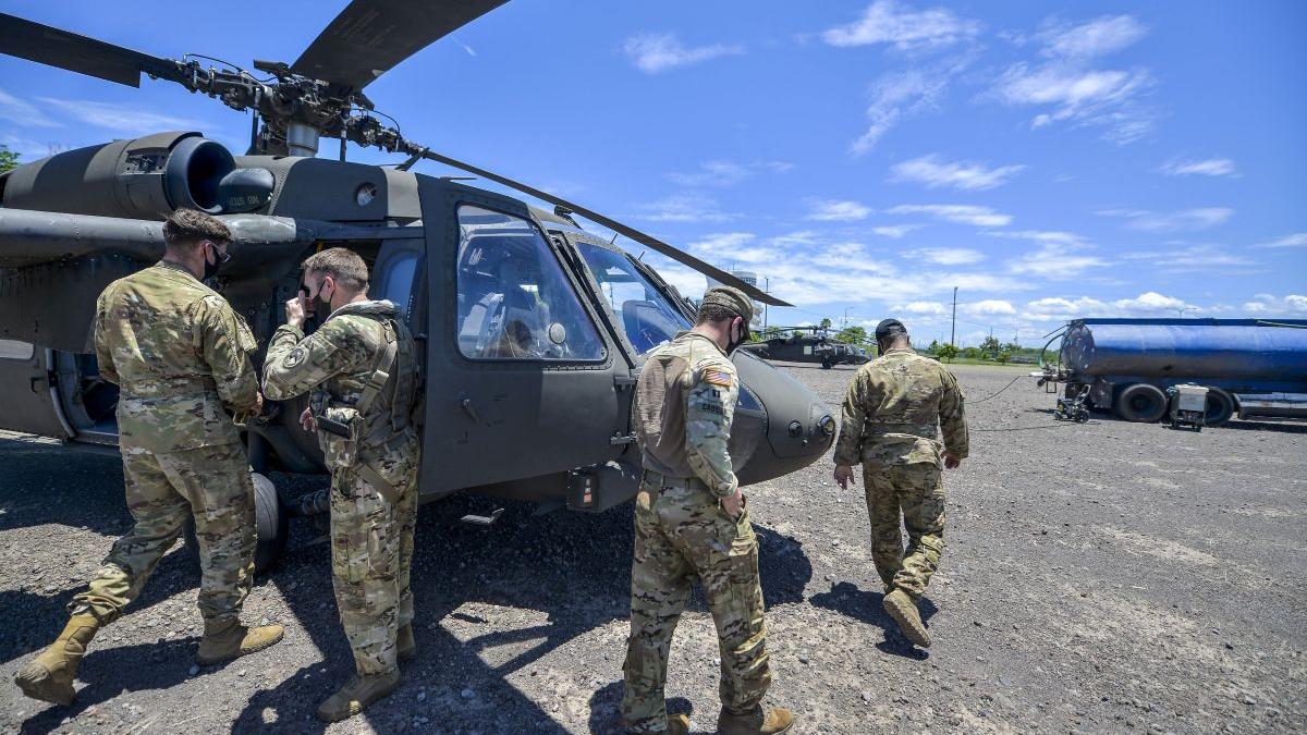 Elicoptere americane de atac Apache și Black Hawk, relocate din Grecia în România