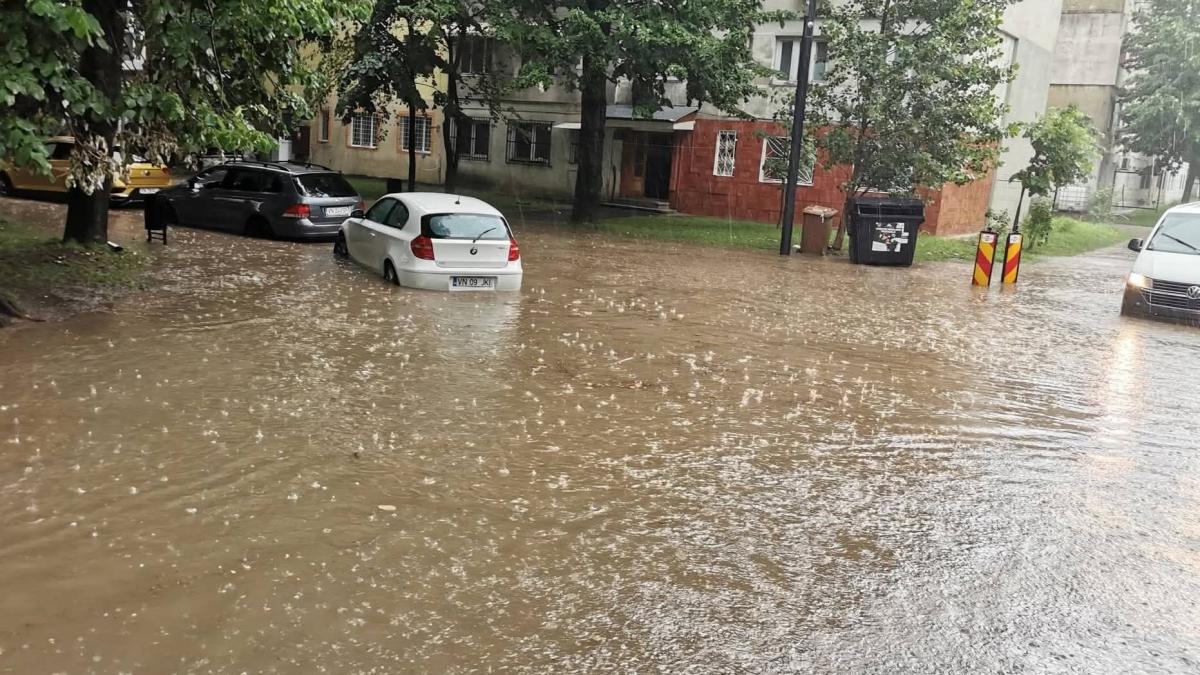 ploile fac ravagii in romania drumuri blocate aluviuni si inundatii