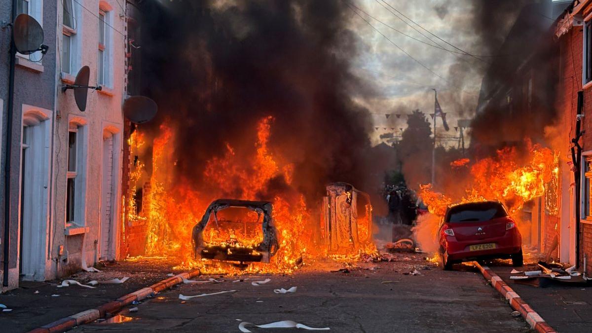 violente belfast familii romani case vandalizate mae