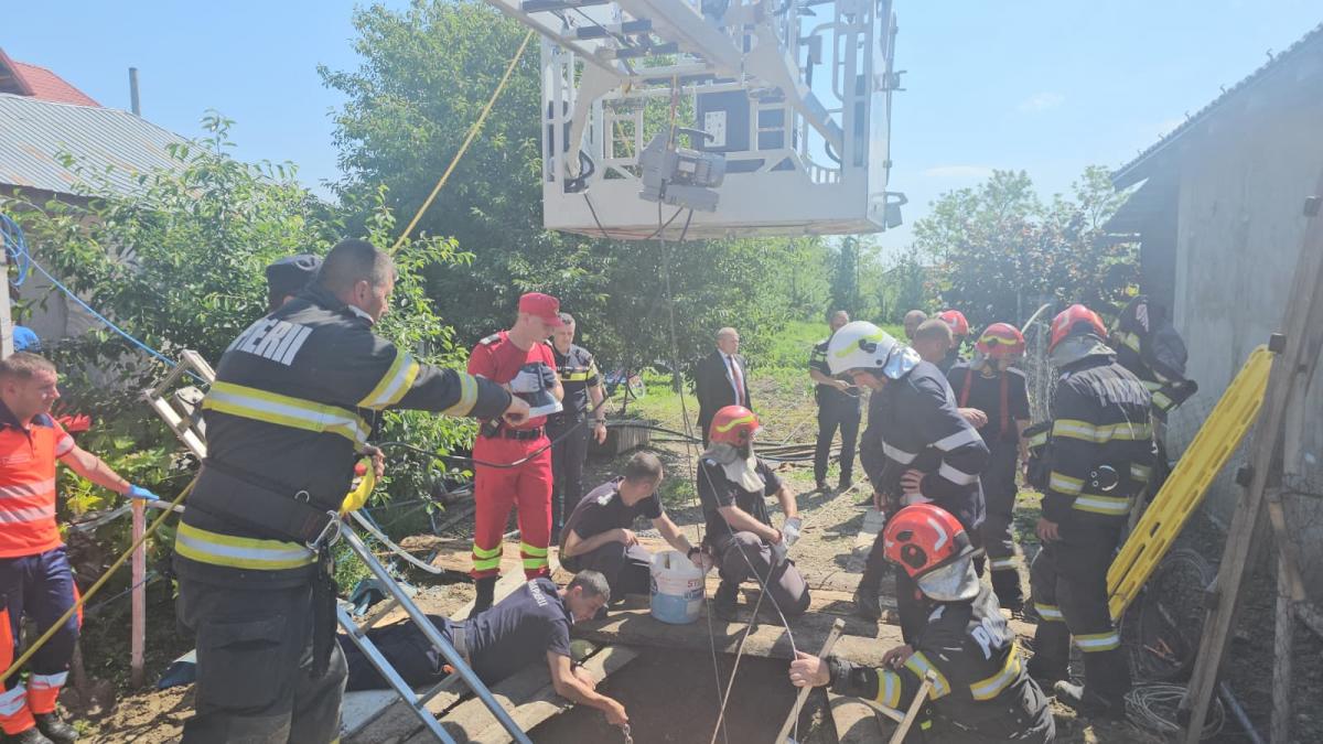 fetita prinsa opt metri adancime tuburi fantana
