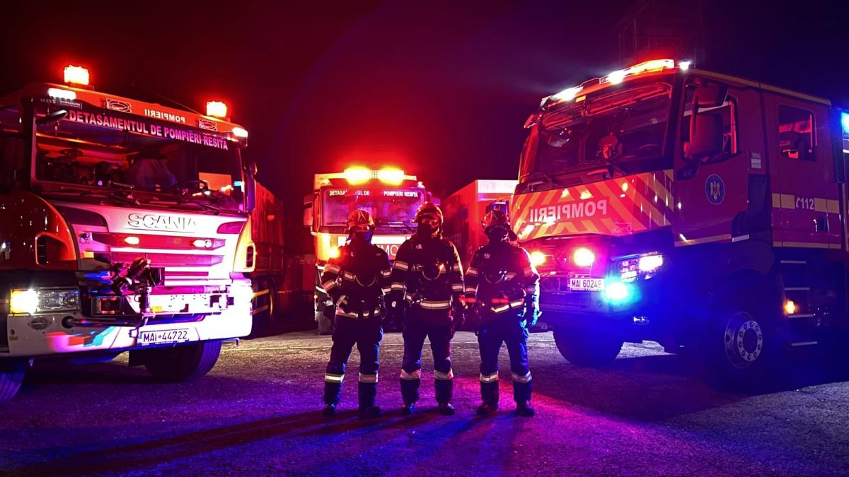 70 de pasari au murit intr un incendiu violent care a cuprins trei case