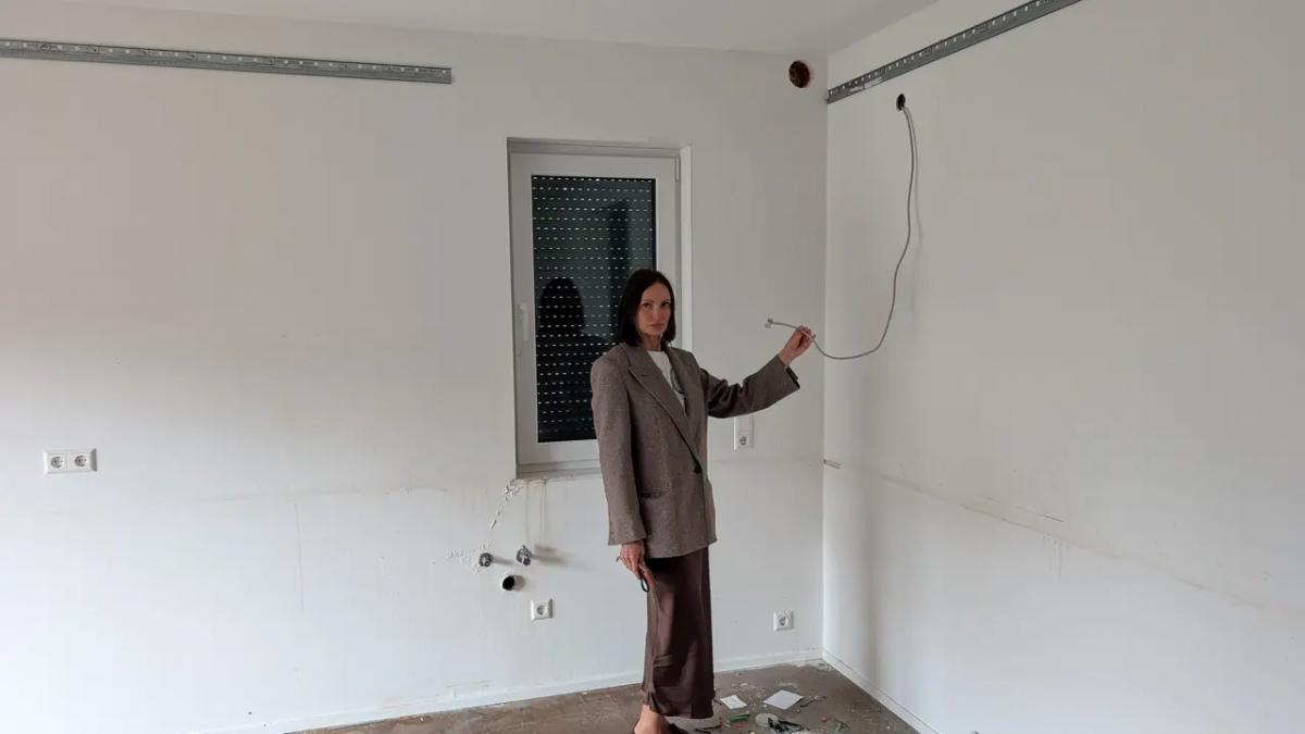 Incredibil! Chiriașii au fugit cu tot din casă: mobilă, pompă de căldură și chiar WC