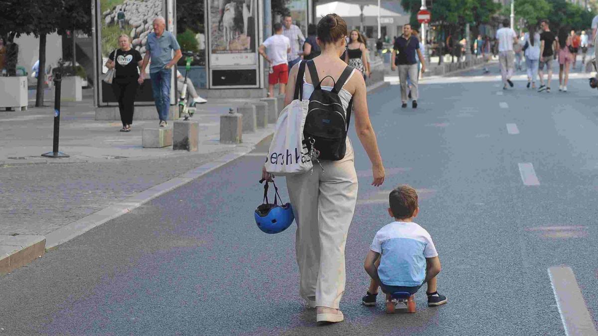 Mai multe zile de concediu pentru părinții singuri