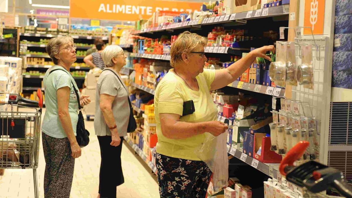 Românii au muncit pe bani mai mulți în 2025, dar viața i-a costat dublu