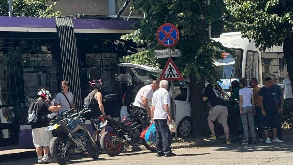 accident grav timisoara tramvai taxi descarcerare