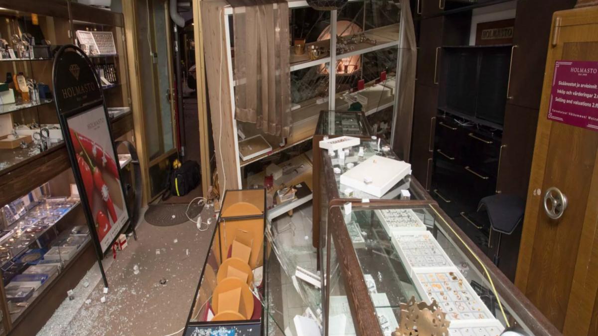 hoti romani condamnati jaf magazin bijuterii helsinki 580000 euro