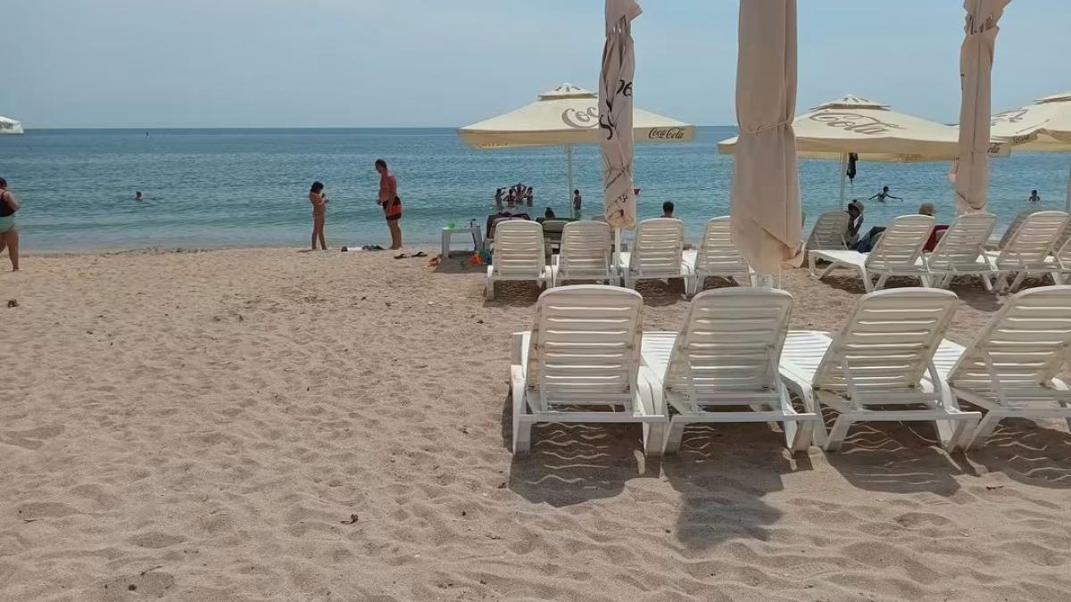O plajă bună e o plajă luată cu japca! Nimeni nu-i controlează pe „pirații” nisipului din stațiunile de la malul mării