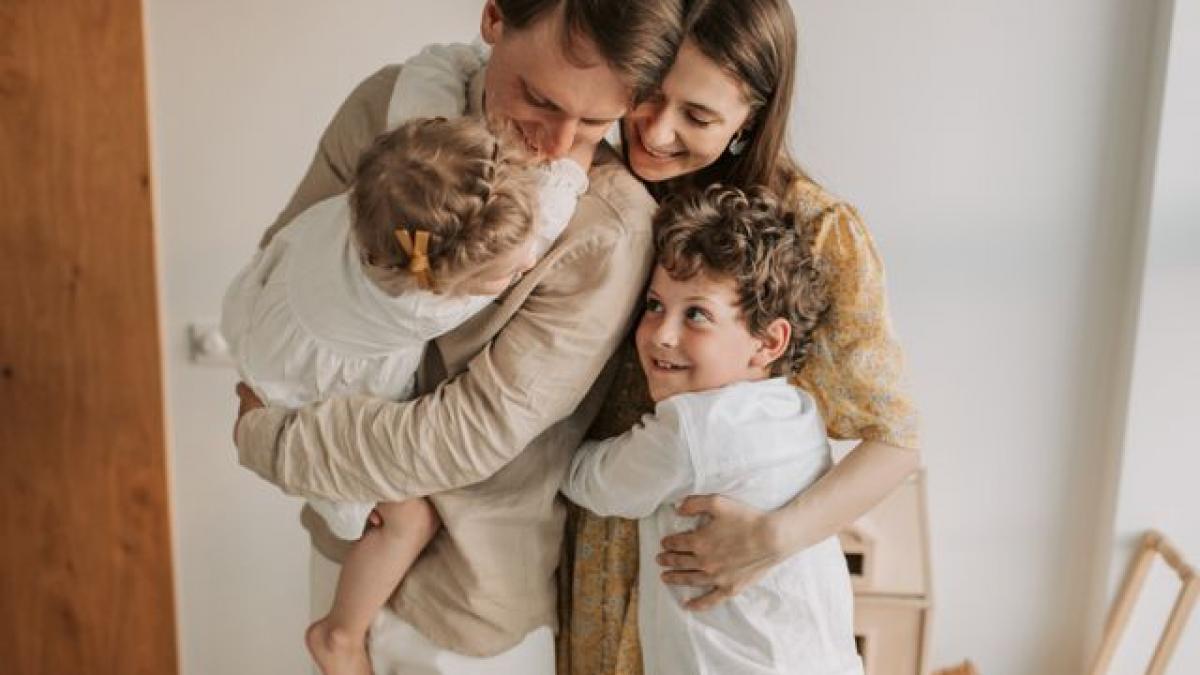 Ce fac familiile care nu rămân niciodată fără bani la final de lună: 5 obiceiuri financiare inteligente
