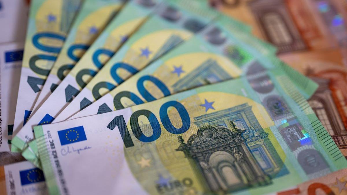Euro crește la început de săptămână și ajunge la 5,2339 lei