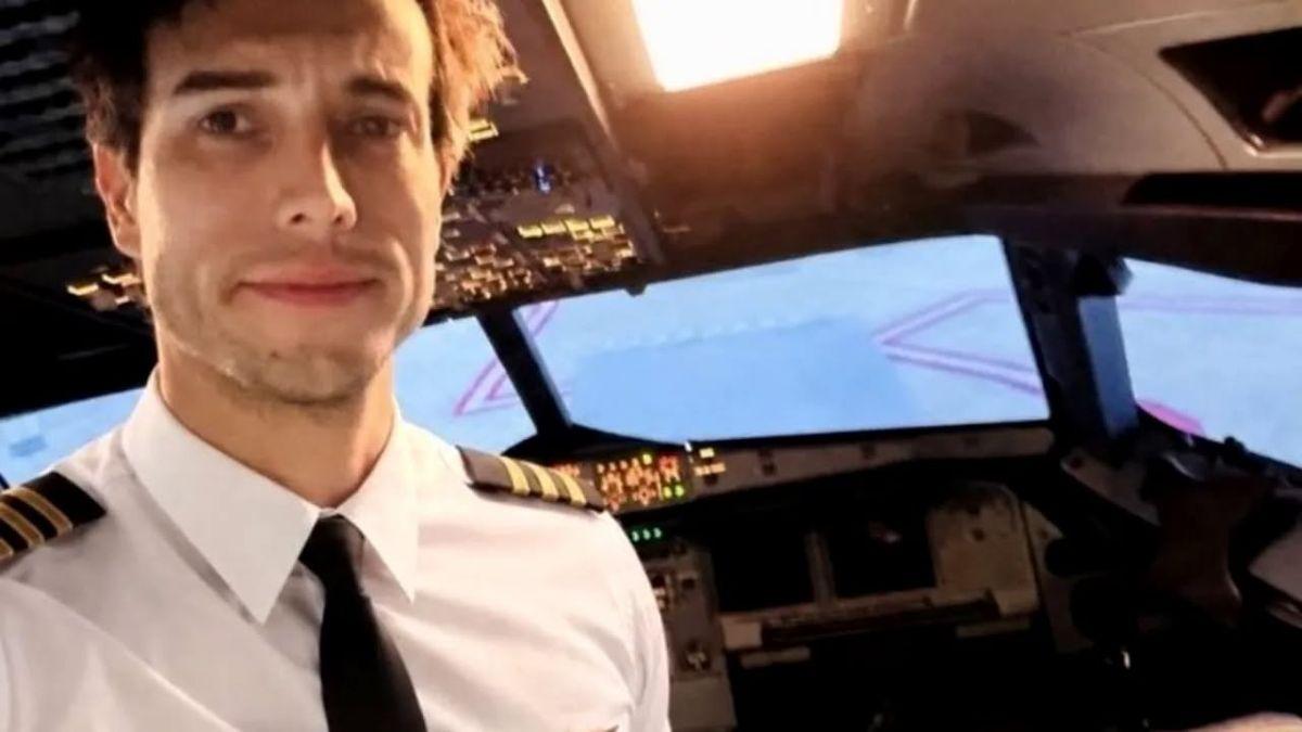 Un pilot instructor a murit după ce a sărit din avion în plin zbor, lăsând eleva să aterizeze singură