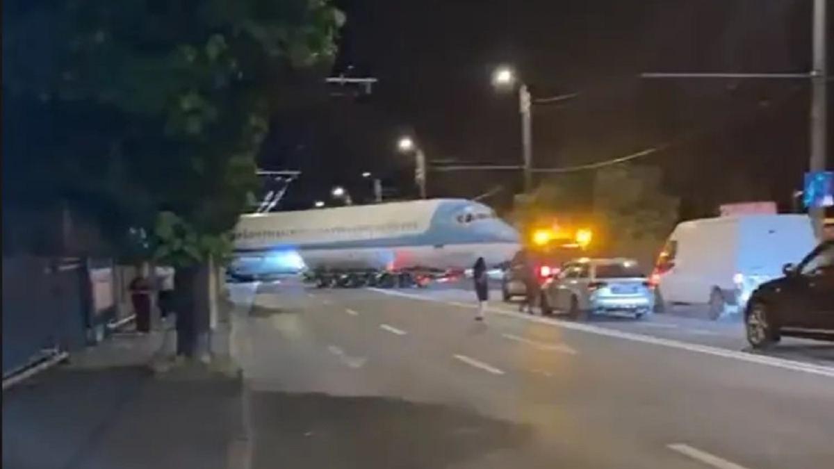 Un avion a „aterizat” pe o stradă din Cluj-Napoca, blocând traficul. Filmul evenimentelor