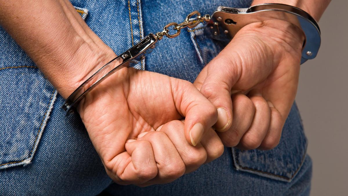 Un inspector ITM a fost arestat după ce a salvat zeci de firme: Le spunea exact când vin verificările