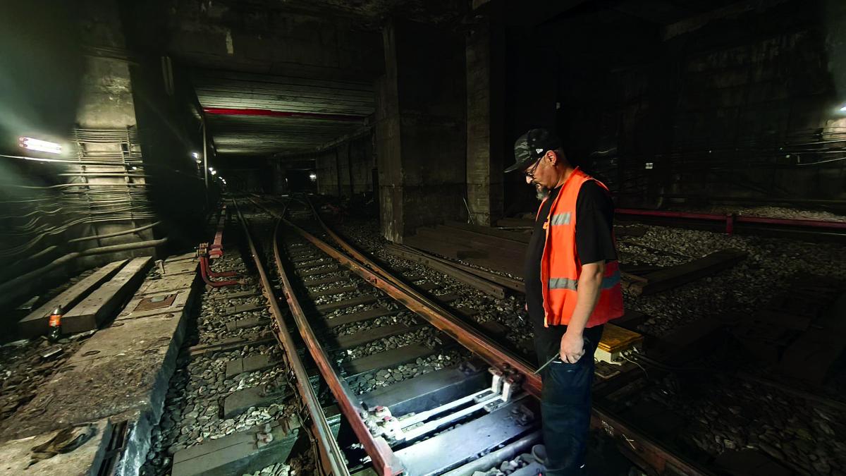 REPORTAJ. Tură de noapte la metrou: milioane de vieți garantate pe un caiet A4. Viața nevăzută a „liniorilor” din galeriile Metrorex