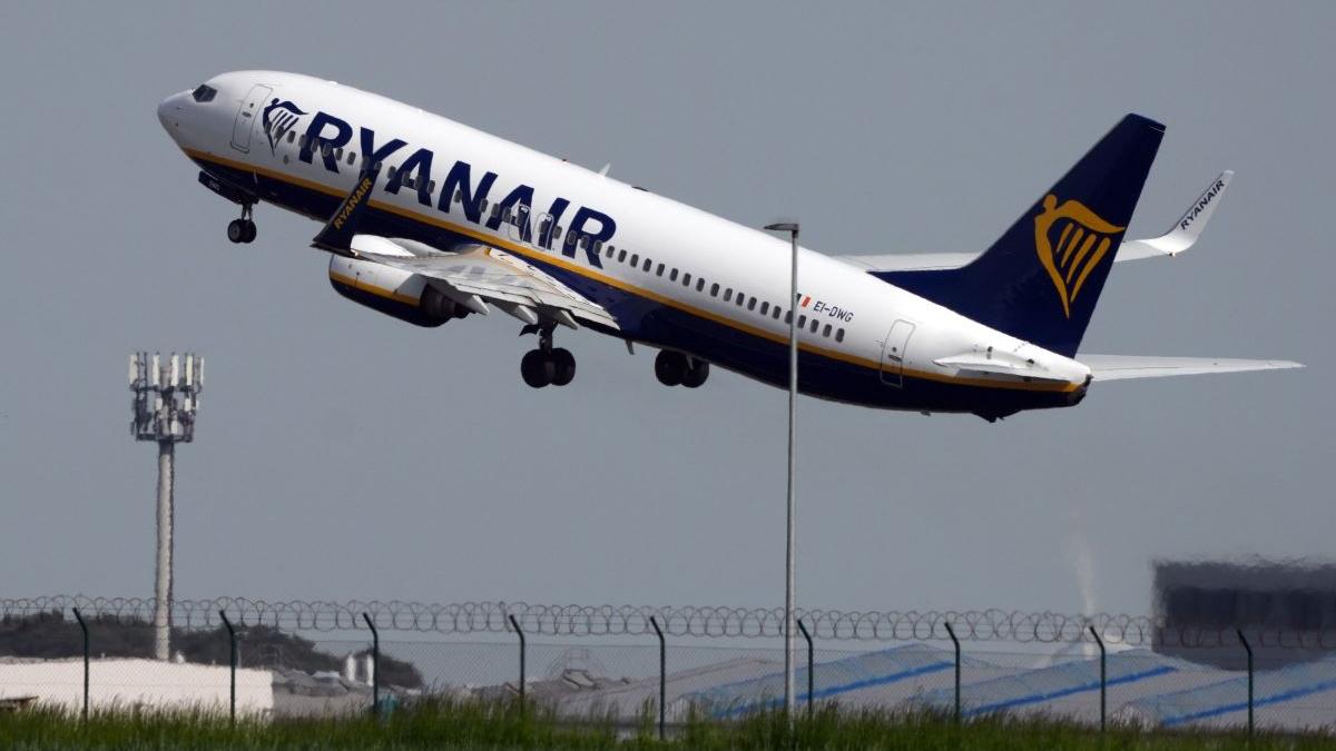 Scene de coșmar în avion. Un bărbat tras spre exterior printr-un geam spart,  ținut de picioare de soția lui