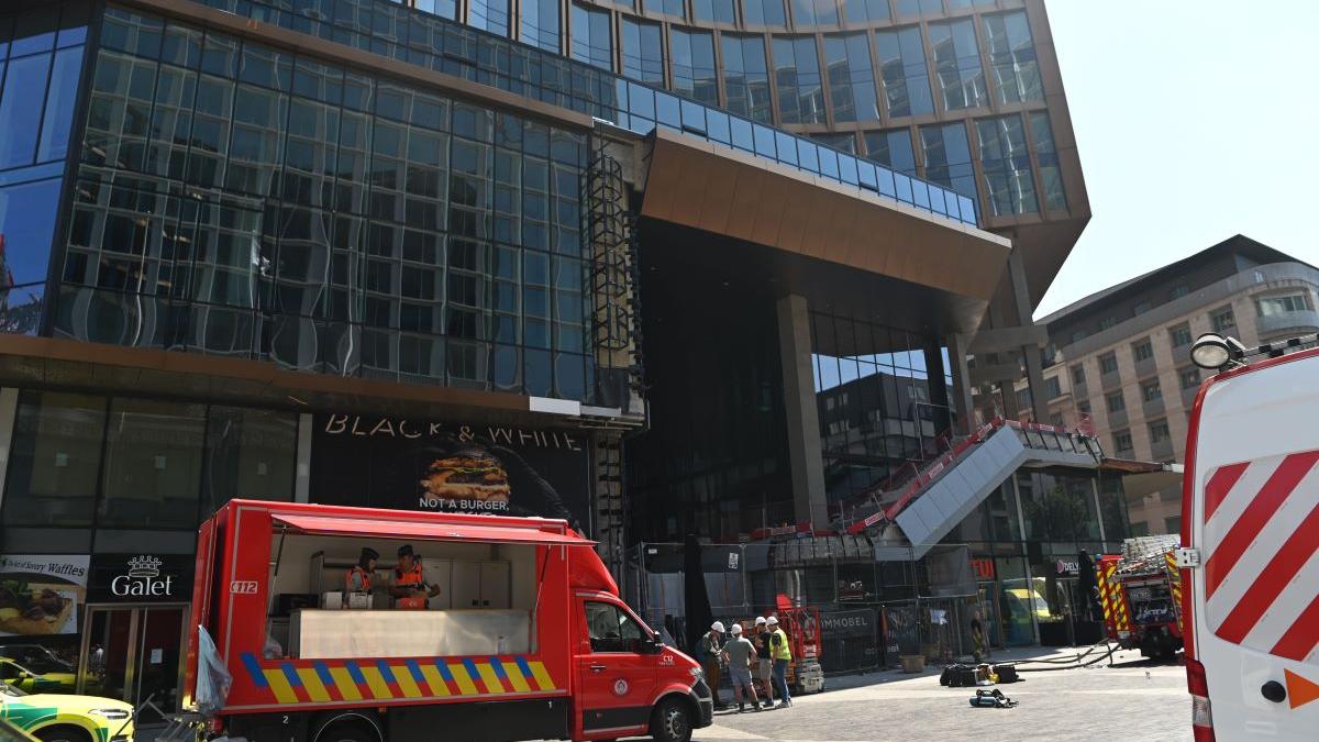 Anunț MAE: Un român a murit în incendiul din Bruxelles, iar un altul este grav rănit. Șase muncitori au murit după prăbușirea unui lift în clădirea OXY