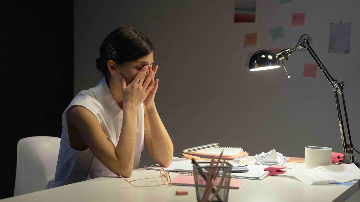 Românii petrec tot mai mult timp la birou, dar tot mai puțin timp recuperându-se după muncă, conform ultimelor studii