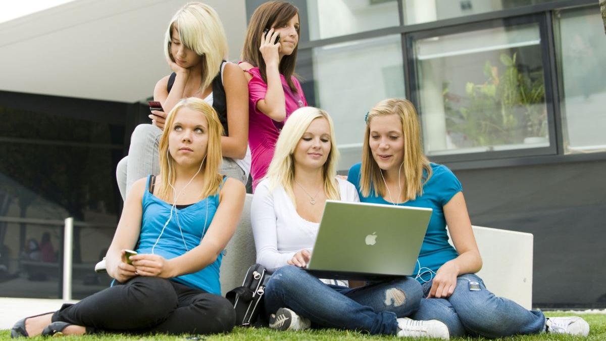 Generația Z și noua realitate a maturității: Între chirii imposibile, joburi temporare și relații digitale