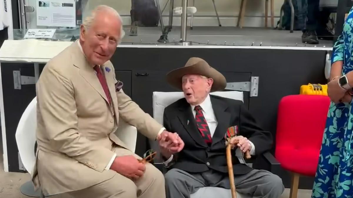 regele charles cad bucati din mine gluma veteran 104 ani