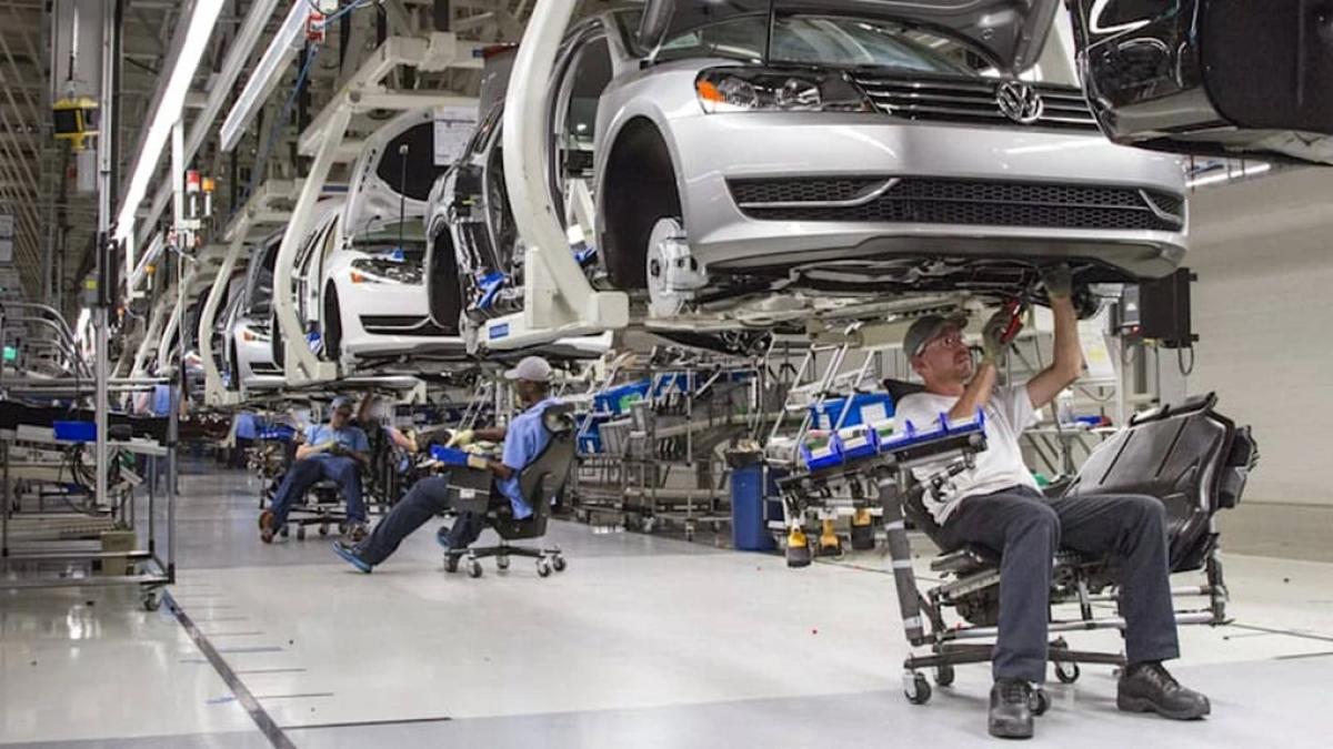 Criză în industria auto, scapă cine poate
