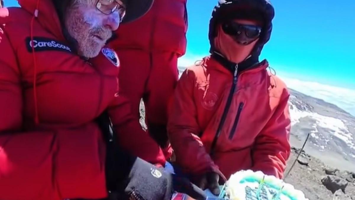 90 ani fost medic urcat kilimanjaro ziua lui