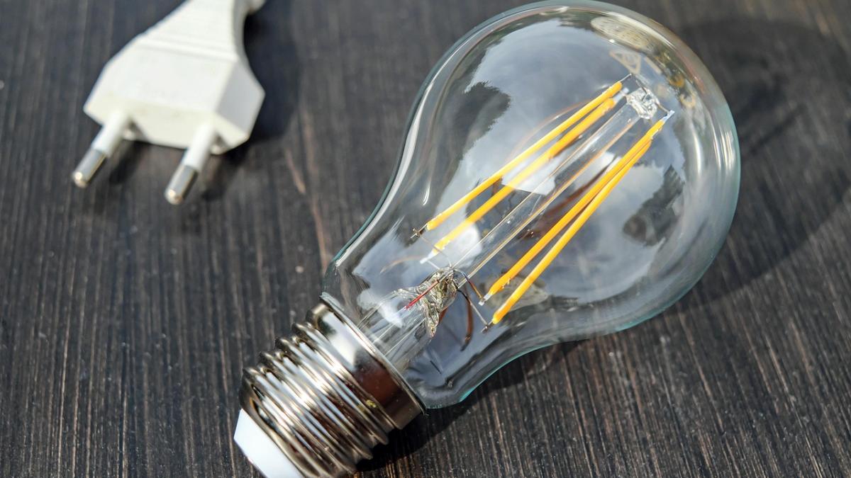 Ce se întâmplă cu facturile la electricitate ale românilor?