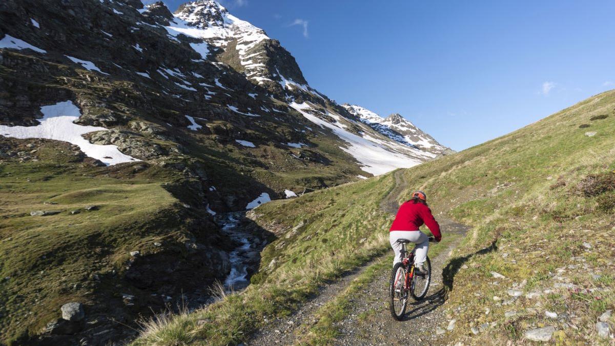 Cu doi copii mici prin Normandia: Povestea imposibilă a unei aventuri pe bicicletă