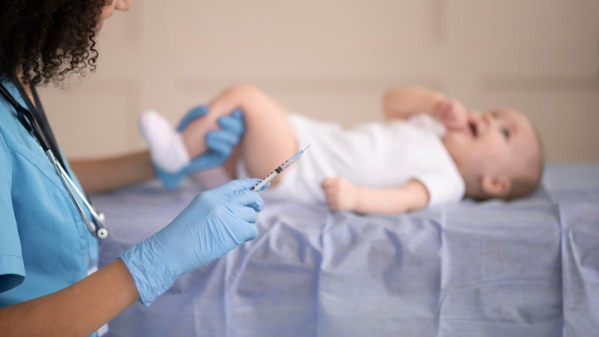 Tot mai mulți părinți refuză injecția cu vitamina K la naștere. Decizia triplează riscul de hemoragie cerebrală