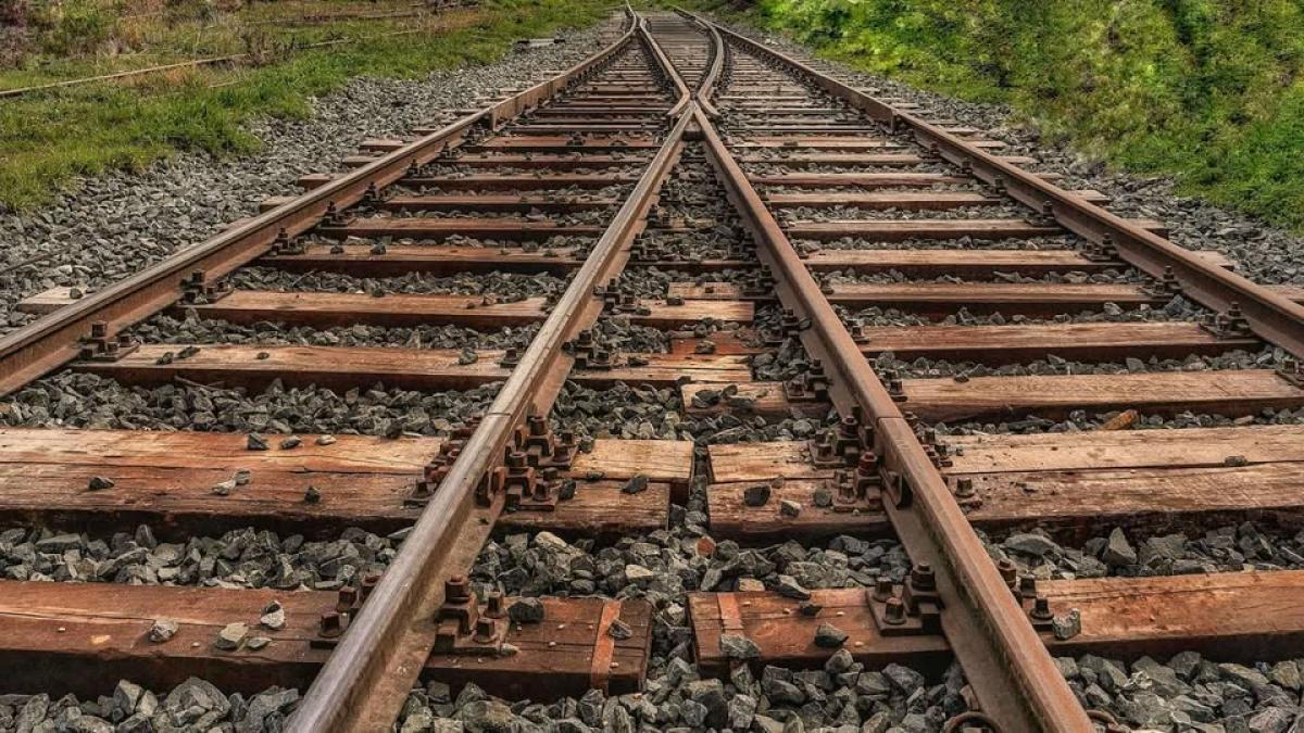 Doi cetățeni nepalezi au murit după ce au fost loviți de un tren în Bacău. Accidentul s-a produs în timp ce traversau calea ferată