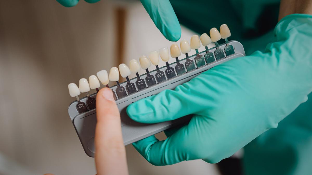 De ce materialul unei coroane dentare poate conta mai puțin decât diagnosticul la Mb Dental Cluj-Napoca