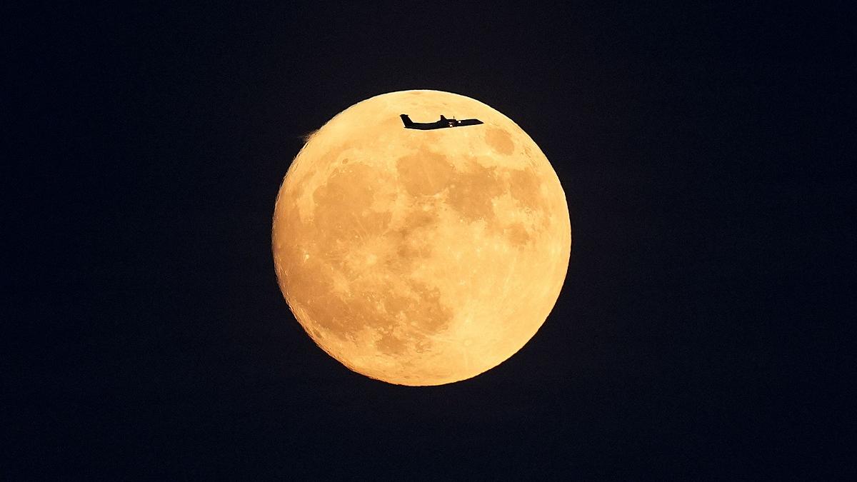 Întoarcerea oamenilor pe Lună. Cum pregătește echipajul misiunea NASA