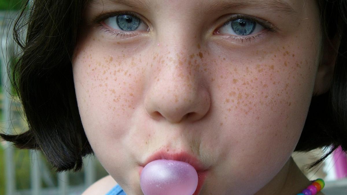 Revoluție în lupta împotriva cancerului oral. O gumă de mestecat reduce HPV cu până la 93%