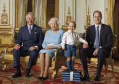 Regina Elisabeta a II-a a pozat alături de moştenitorii tronului