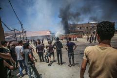 126 de migranţi au fost închişi într-un camion şi abandonaţi în pustiu