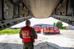 VIDEO MApN: Patru pacienţi cu COVID, în stare gravă, transportaţi de la Bucureşti la Oradea cu o aeronavă militară