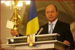 President Traian Basescu Showed the Media the Note PM Calin Popescu Tariceanu Sent Him