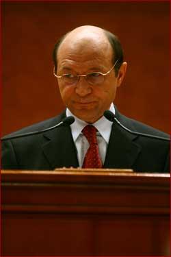 MAE ramane intr-un picior - Basescu nu-l vrea pe Cioroianu la Externe