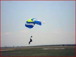Liber la paraşutism! - Adrenalină şi senzaţii tari de la 4.000 de metri