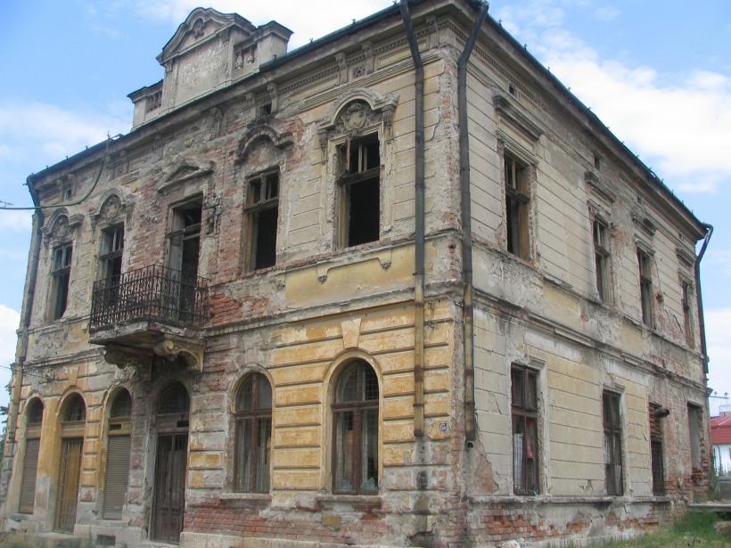 INDOLENTA/Casa marelui sculptor Gheorghe Anghel rămane o ruina
