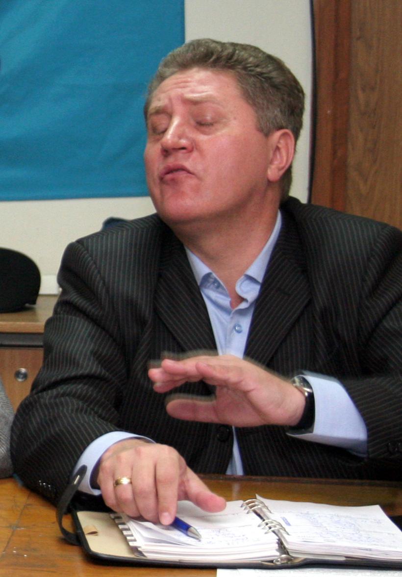 Senatorul Ion Rădoi, cu pufoaica neplătită